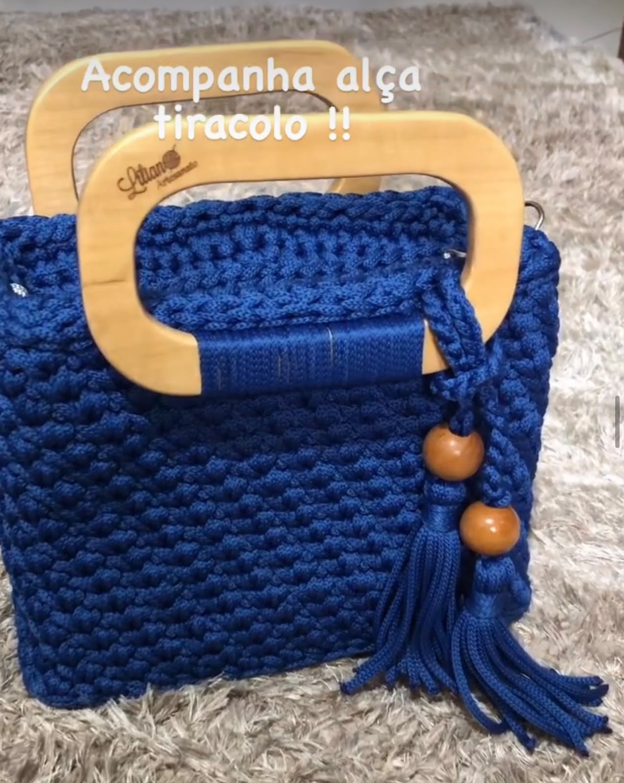 Bolsa Azul Royal com Alça de Madeira — peça artesanal única feita à mão em crochê